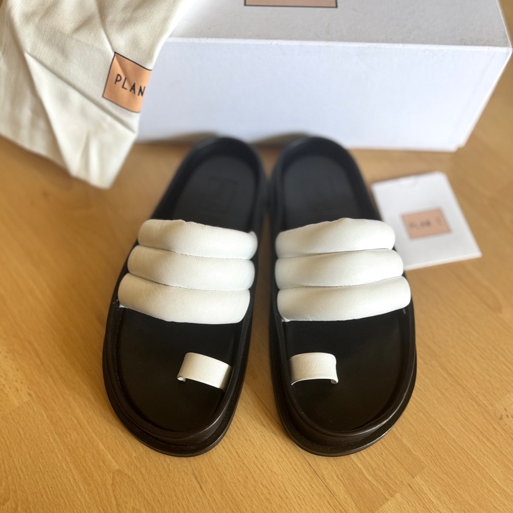 PLAN C Puffy Leather Toe Ring White & Black Sandals US7 / EUR37